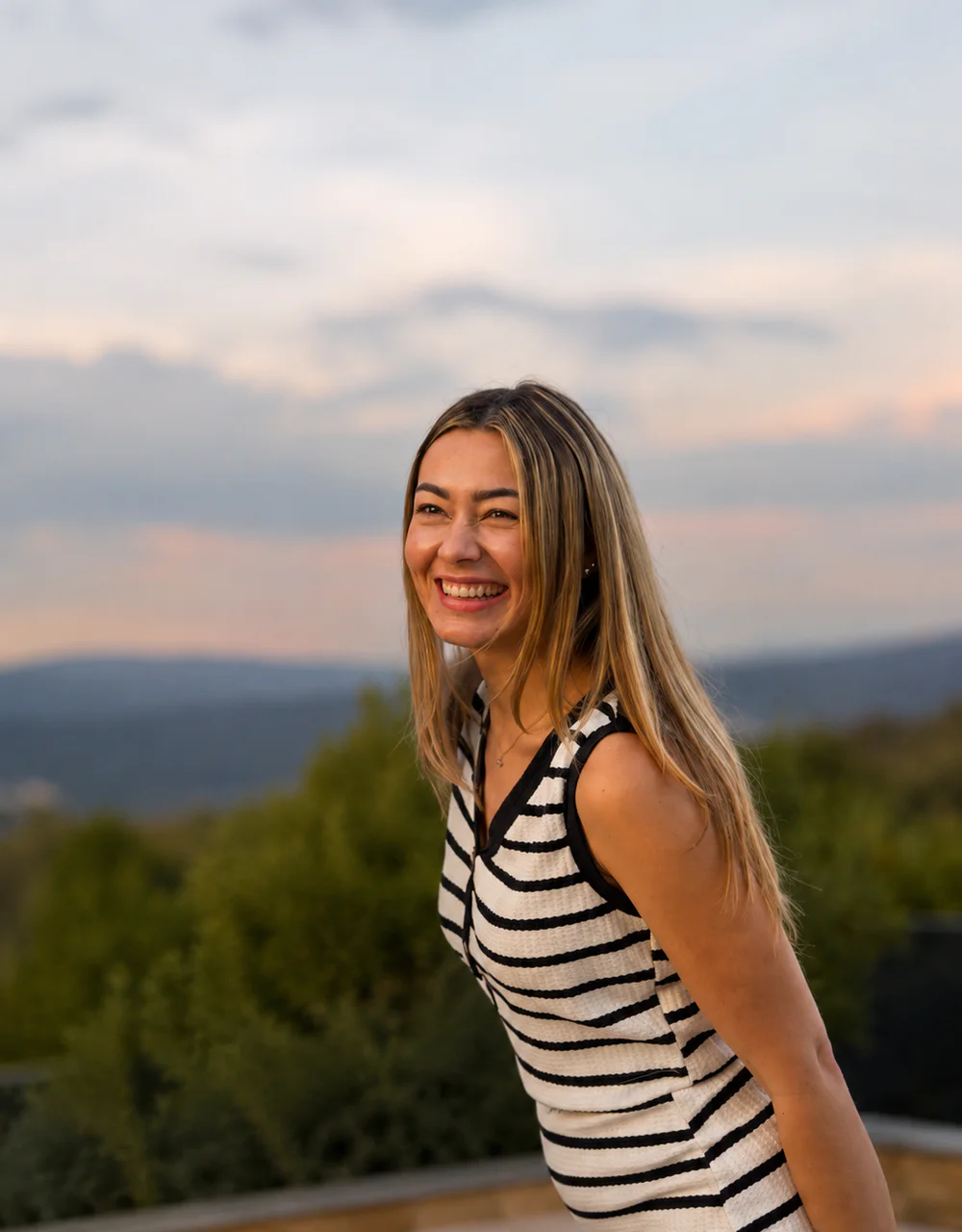 Mirjana Klemm lächelt in der Natur