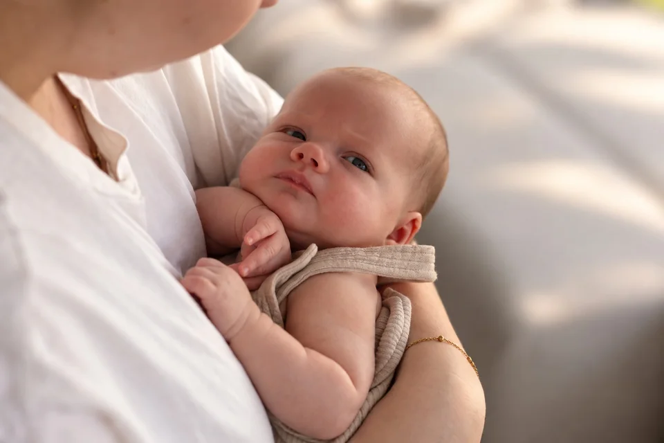 Kleine Hände und ein ruhiger Babymoment